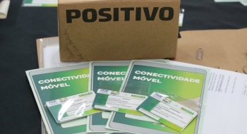 Governo de Goiás entrega tablets e chips a estudantes de Aparecida de Goiânia